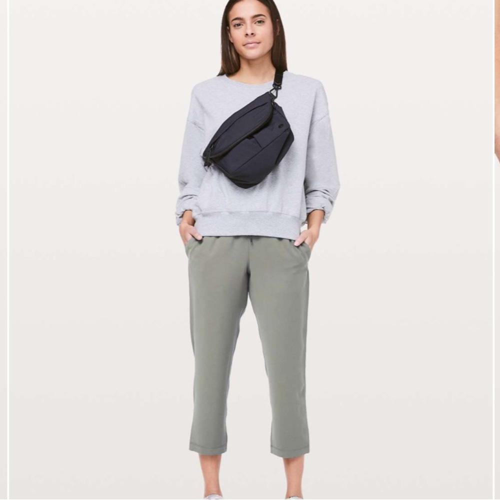 lululemon On The Fly Crop *Woven 23” Grey Sage Sz 2 - Picture 15 of 15